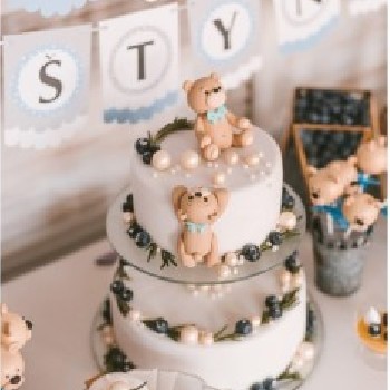 Dviejų aukštų tortas su meškučiais