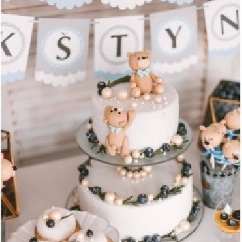 Dviejų aukštų tortas su meškučiais