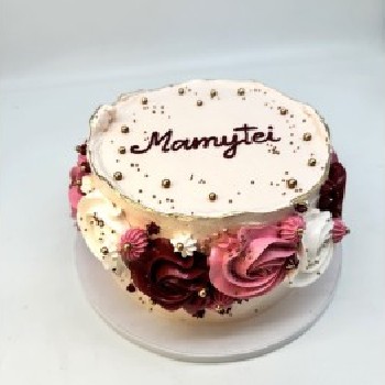 Kreminis tortas su gėlėmis