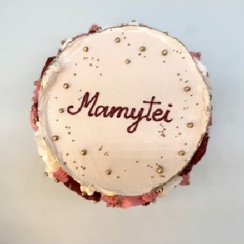 Kreminis tortas su gėlėmis