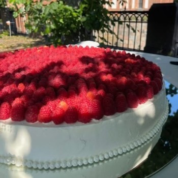 Vestuvinis tortas su avietėmis