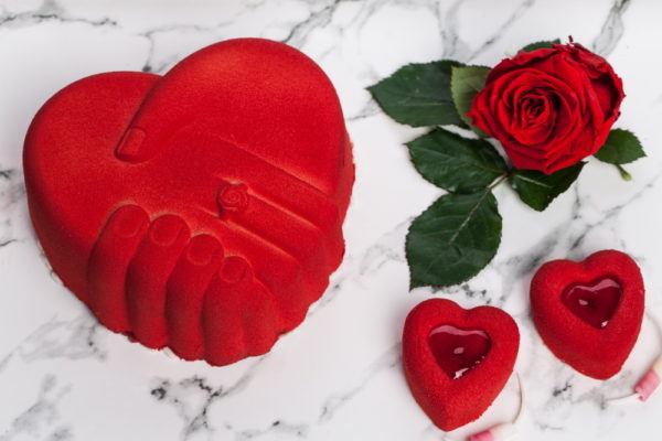 Širdelė su rankomis - raudono aksomo tortas