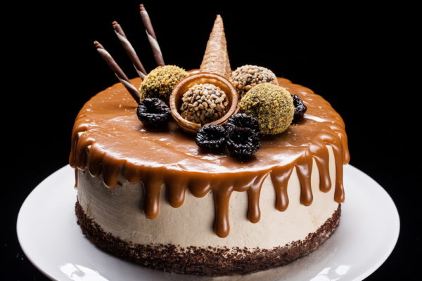 Viktorija - karamelinis tortas su slyvomis ir vyšniomis