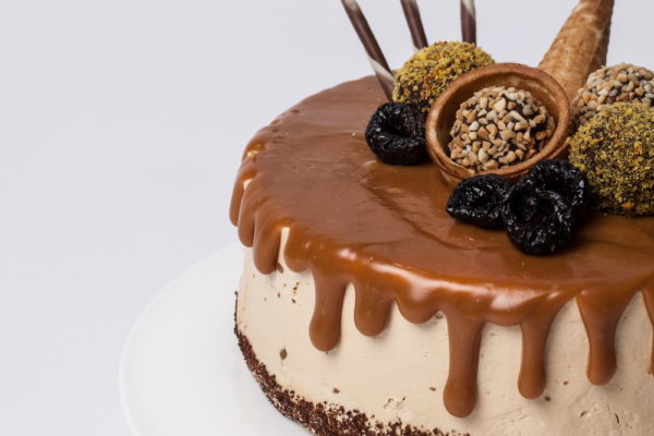 Viktorija - karamelinis tortas su slyvomis ir vyšniomis