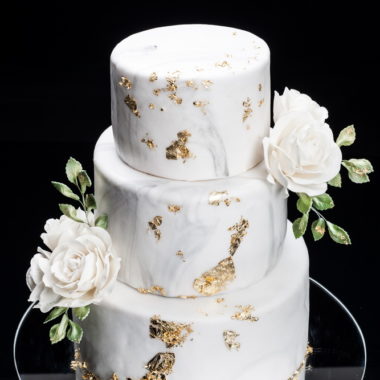 Marmurinis tortas su rožėmis