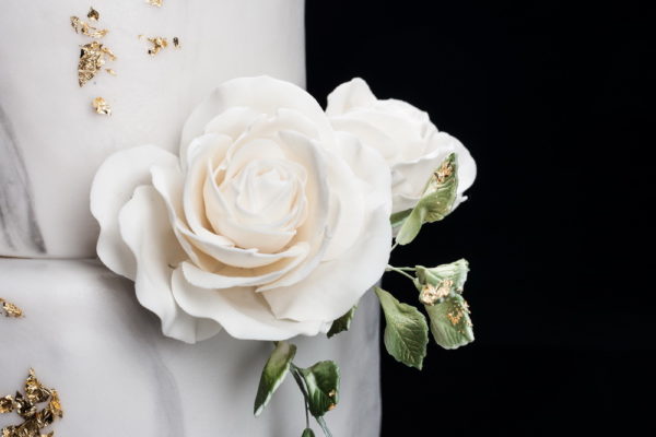 Marmurinis tortas su rožėmis
