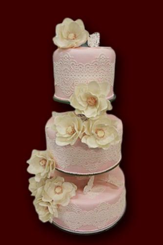 Trijų aukštų rožinis tortas su baltais cukriniais nėriniais „Sugar Veil
