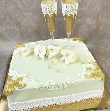 Vestuvinis tortas su taurėmis
