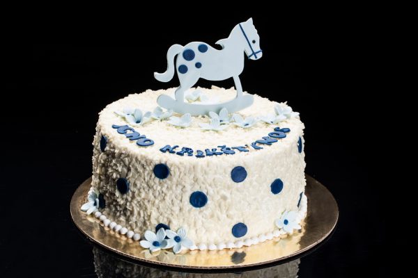 Baltas krikštynų tortas su žydru arkliuku