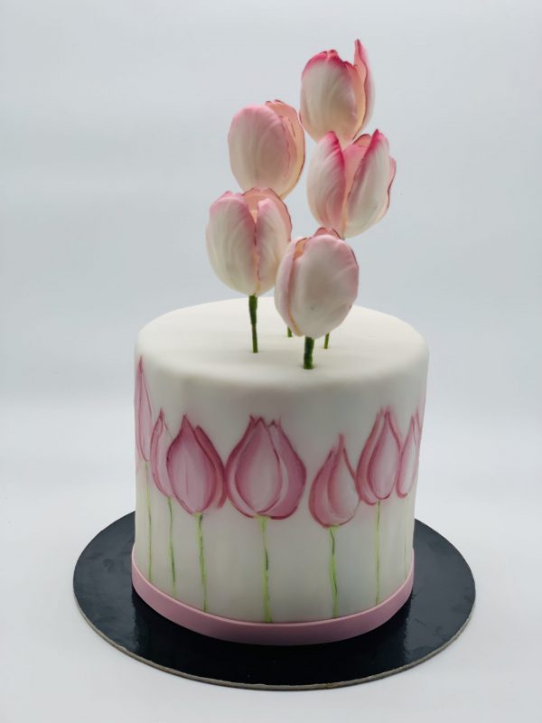Tortas su pieštomis tulpėmis