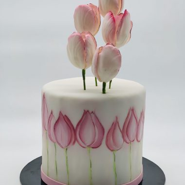 Tortas su pieštomis tulpėmis