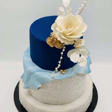 Trijų aukštų tortas „Balta ir mėlyna