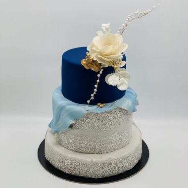 Trijų aukštų tortas „Balta ir mėlyna