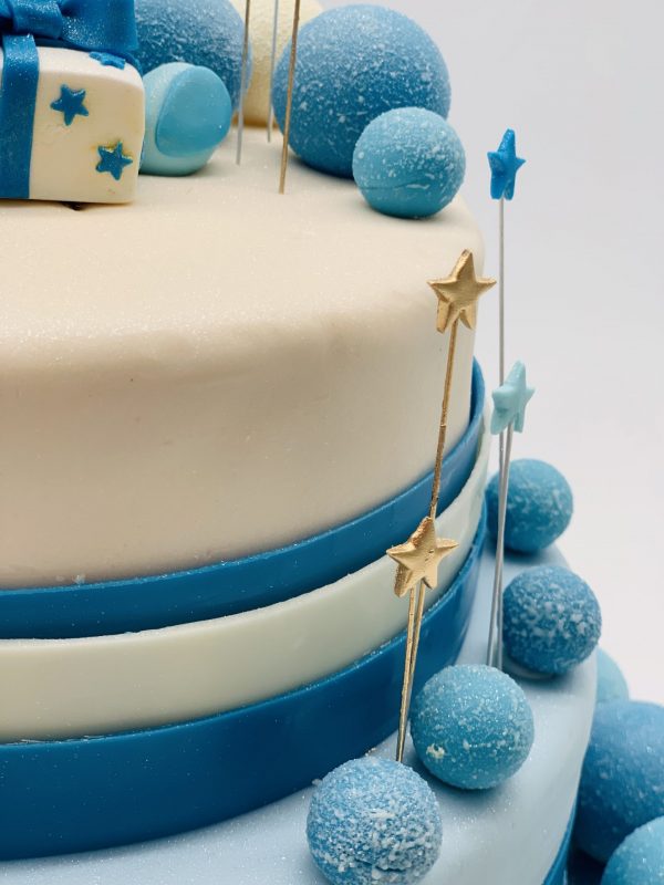 Krikštynų tortas su mėlynais burbulais