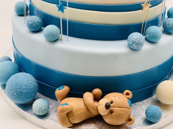 Krikštynų tortas su mėlynais burbulais