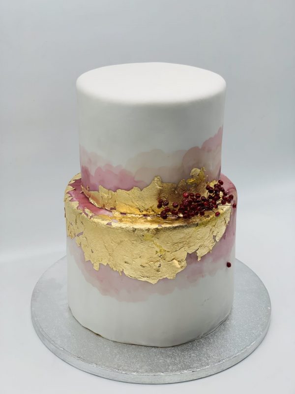 Vestuvinis tortas su auksu ir uogytėmis