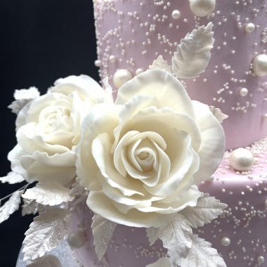 Dviejų aukštų rožinis tortas su cukrinėmis rožėmis