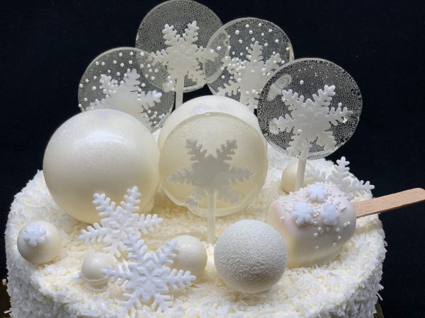 Kalėdinis tortas su burbulais ir ledinukais