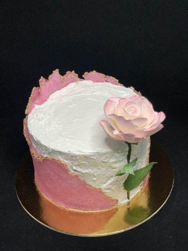 Jubiliejinis tortas su rožiniu cukrumi ir rože