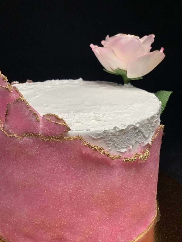 Jubiliejinis tortas su rožiniu cukrumi ir rože