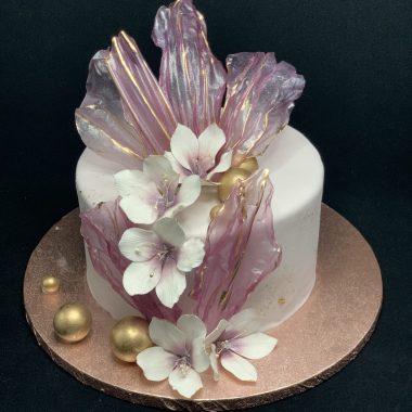 Jubiliejinis tortas su ryžiniu popieriumi ir cukrinėmis gėlėmis