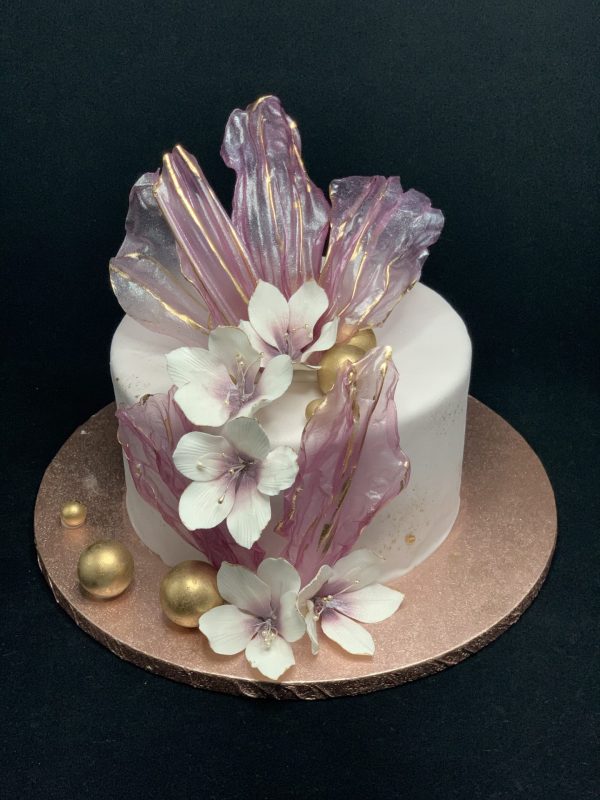 Jubiliejinis tortas su ryžiniu popieriumi ir cukrinėmis gėlėmis