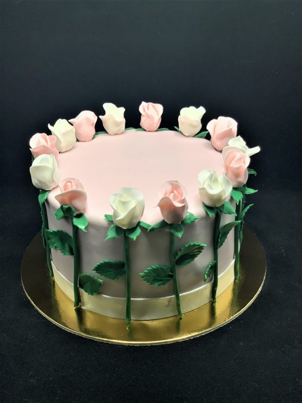 Rožinis tortas su rožių vainiku