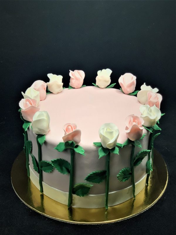 Rožinis tortas su rožių vainiku
