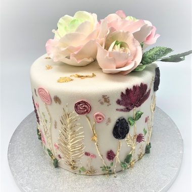 Jubiliejinis tortas su rožėmis ir gėlių ornamentais
