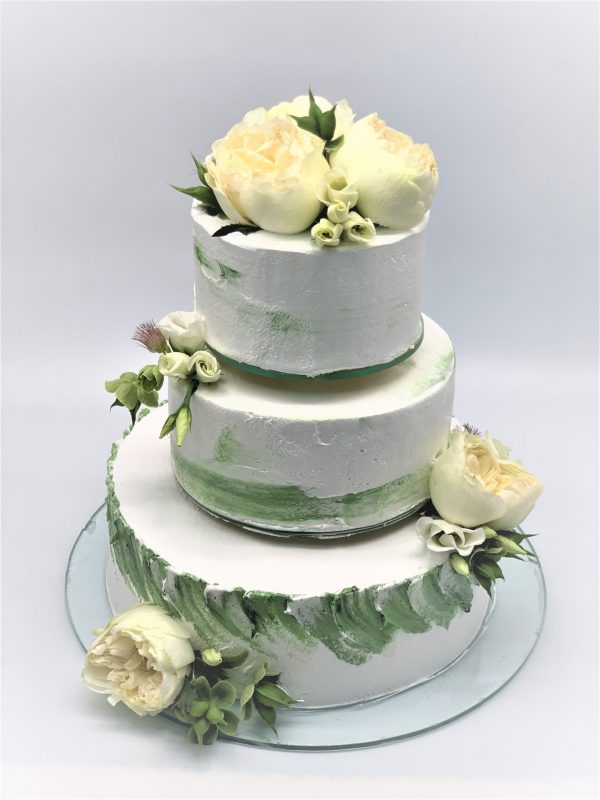 Vestuvinis žalsvas tortas su gyvomis gėlėmis