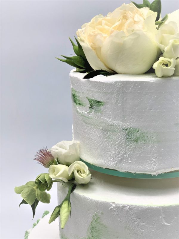 Vestuvinis žalsvas tortas su gyvomis gėlėmis