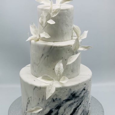 Trijų aukštų vestuvinis tortas