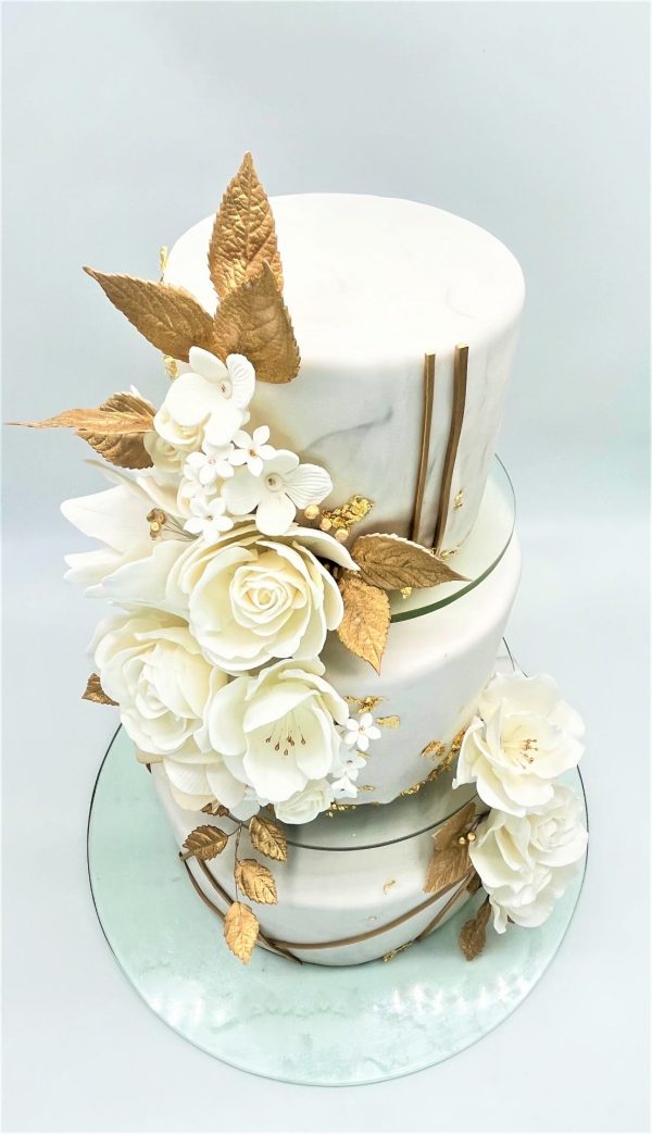 Vestuvinis tortas su auksu ir rožėmis