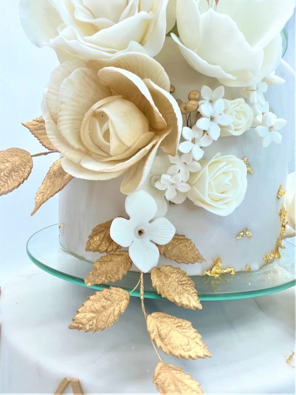 Vestuvinis tortas su auksu ir rožėmis
