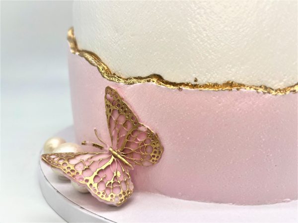 Rožinis tortas su drugeliais