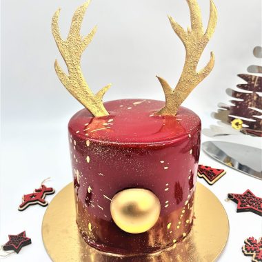 Kalėdinis raudonas tortas su ragais