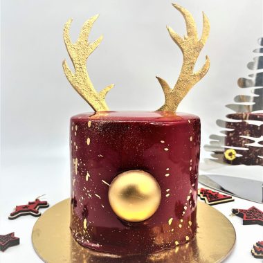Kalėdinis raudonas tortas su ragais