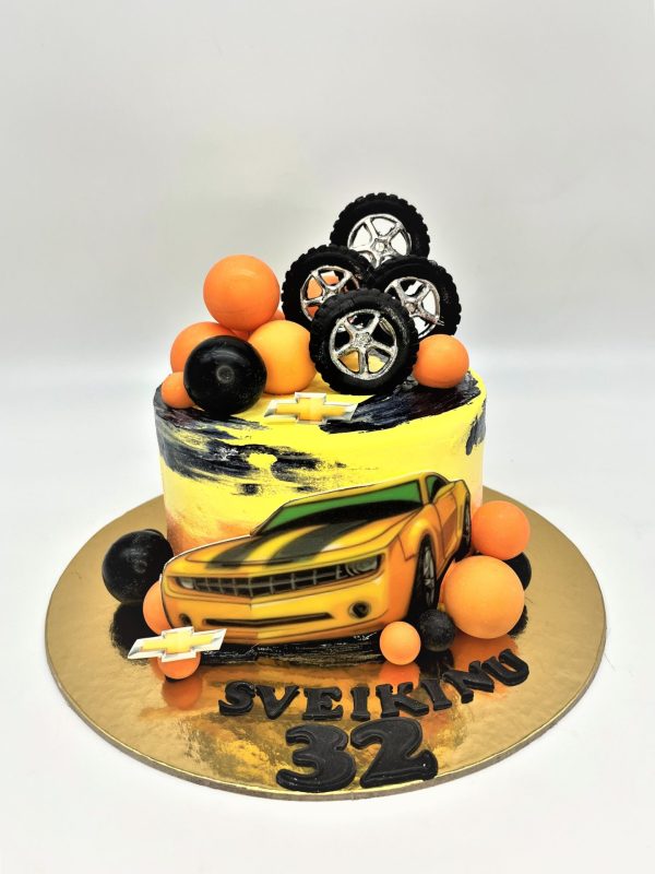 Geltonas tortas su mašina
