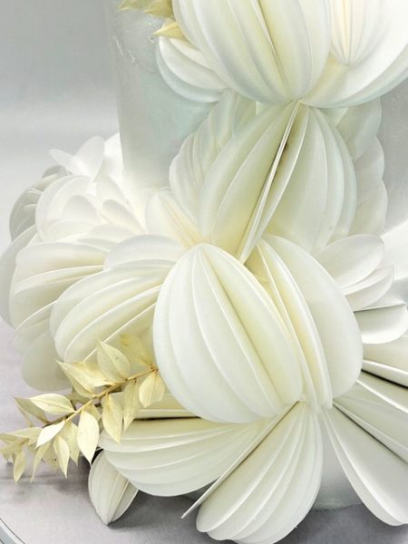Vestuvinis tortas „Baltas lengvumas“ iš arti