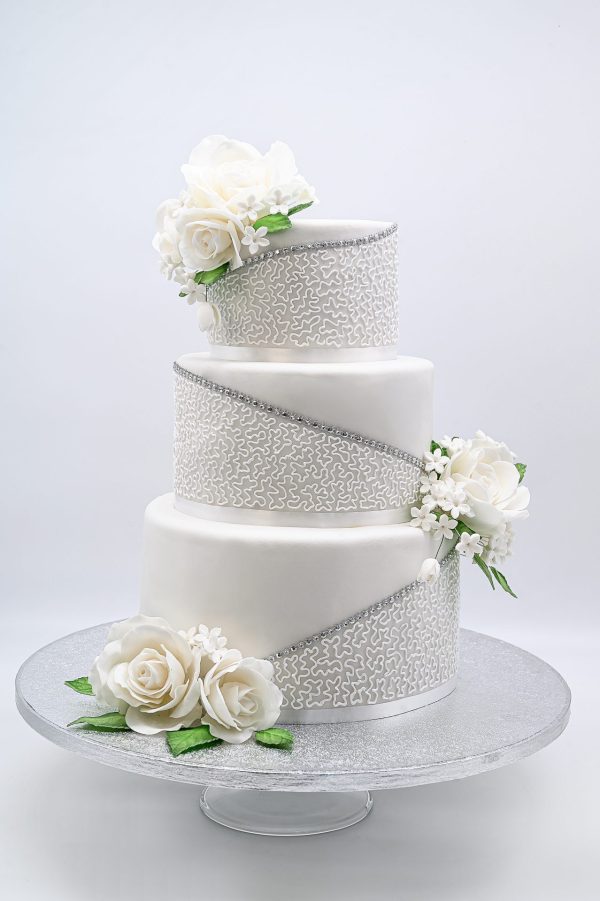 Vestuvinis tortas su rožėm ir ornamentais