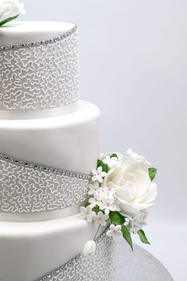 Vestuvinis tortas su rožėm ir ornamentais
