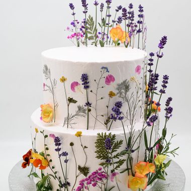 Jubiliejinis tortas su įvairiomis gėlėmis