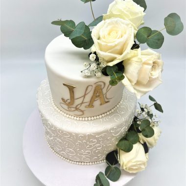 Vestuvinis tortas su gyvomis rožėmis