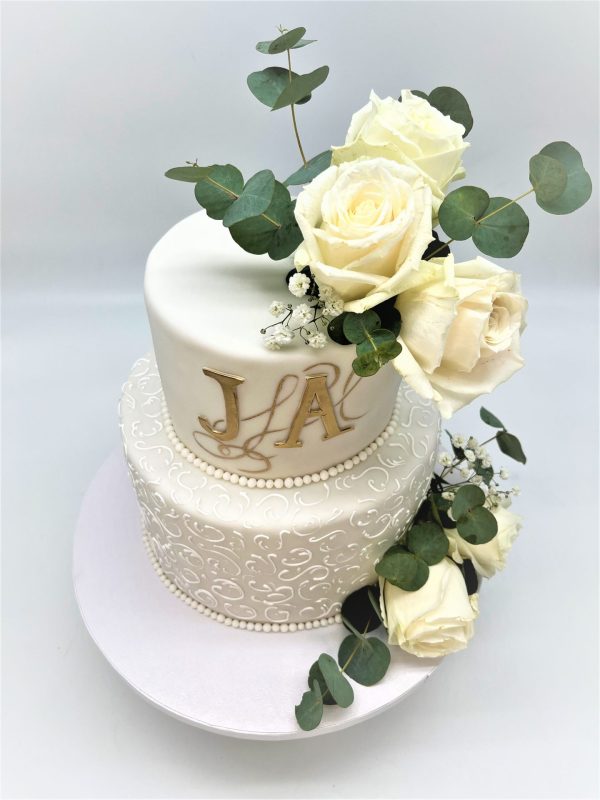 Vestuvinis tortas su gyvomis rožėmis
