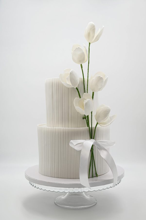 Vestuvinis tortas su tulpėmis