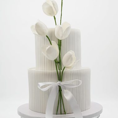 Vestuvinis tortas su tulpėmis