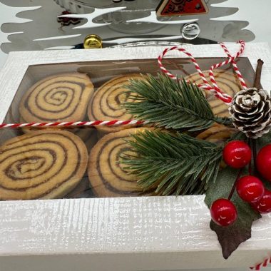 Kalėdinė sausainių dėžutė Su cinamonu