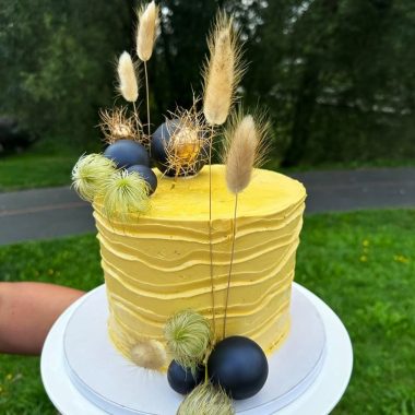 Geltonas tortas su smilgomis
