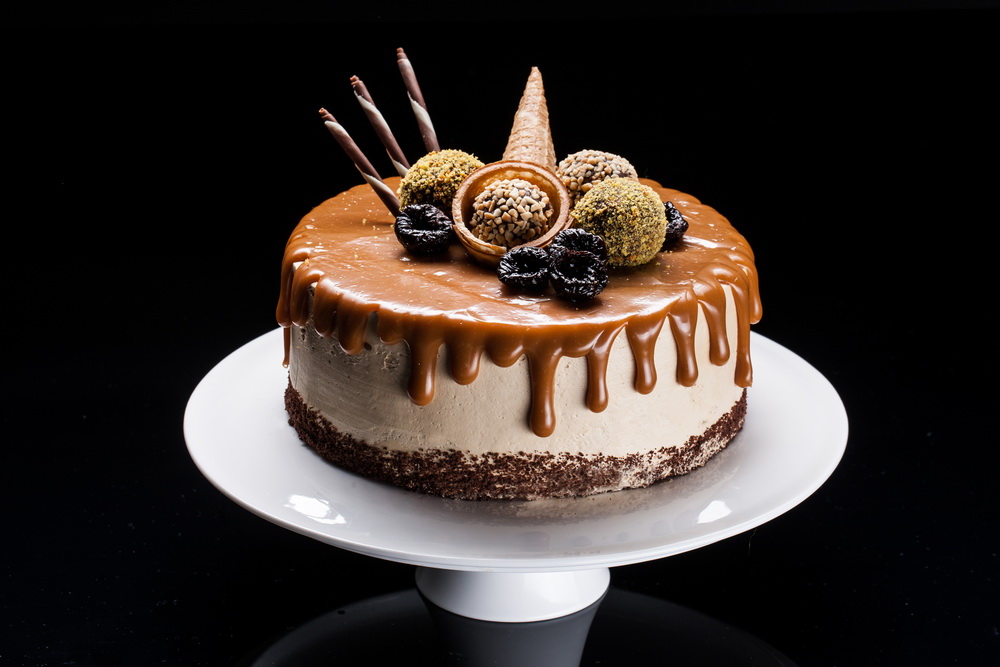 „Viktorija“ – karamelinis tortas su slyvomis ir vyšniomis