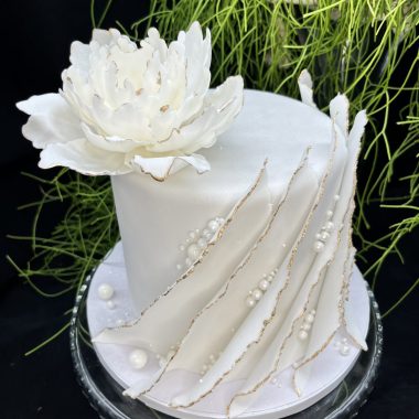 Baltas tortas su bijūnu